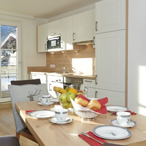 Küche mit Essbereich in unserer gemütlichen Ferienwohnung in Flachau