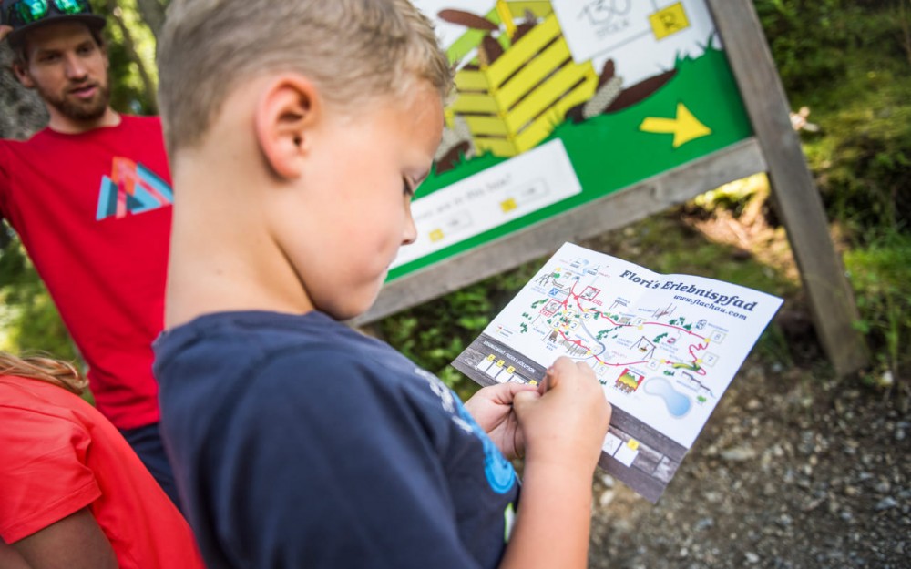 Kind löst das Rätsel © Flachau Tourismus, Markus Berger, zooom productions GmbH
