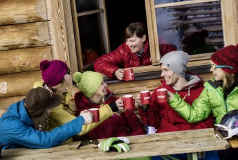 Glühwein trinken auf der Skihütte in Flachau, Österreich