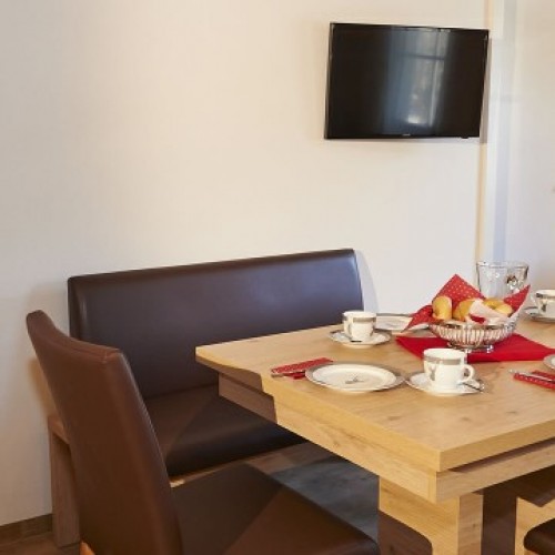 Esstisch gedeckt im Appartementhaus von Martina und Hansjörg Weitgasser