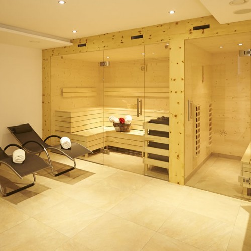 Saunabereich mit Liegen
