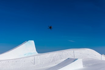 Skifahrer springt über großen Kicker beim Skifahren in Ski amadé