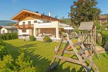 Kinder spielen im Garten