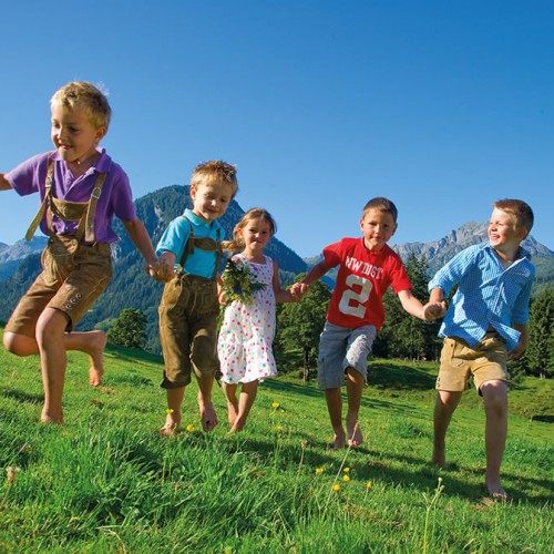 Kinder auf der Alm