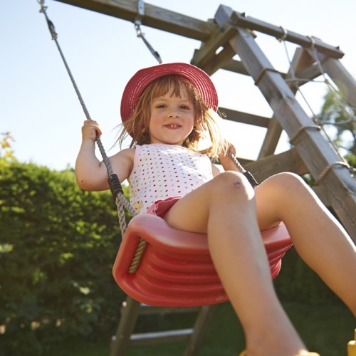 Spaß am Spielplatz im Garten der Appartements Weitgasser in Flachau, Österreich