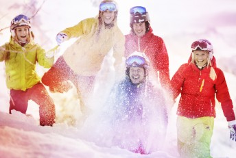 Freunde haben Spaß im Schnee im Winterurlaub in Österreich
