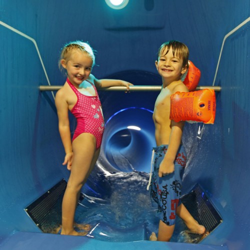 Kinder bei der Rutsche beim Besuch der Therme im Familienurlaub in Flachau