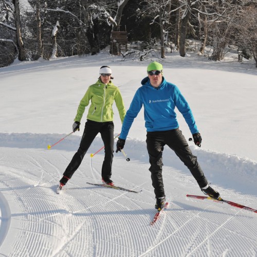 Pärchen beim Langlaufen in Flachau, Salzburger Land